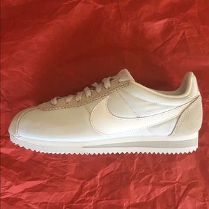 New NIKE Classic CORTEZ Platinum size 7